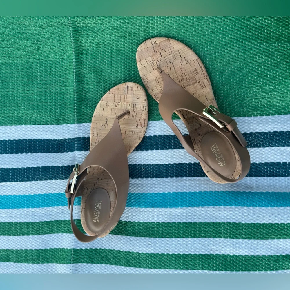 ✨🥳 Michael Kors Tan and Gold Thong Sandals Size 7.5 M Women’s - Picture 8 of 13